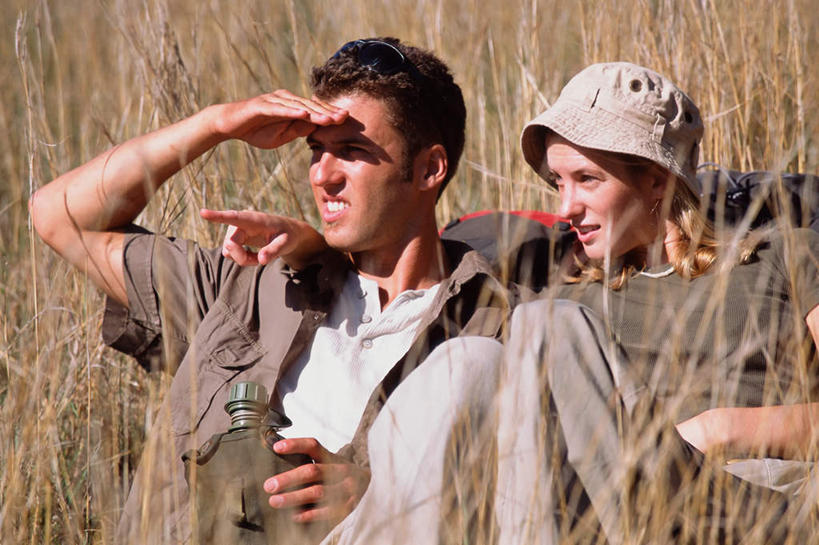 西方人,两个人,坐,横图,室外,白天,正面,爱情,旅游,度假,美景,植物,帽子,欧洲,欧洲人,指,阴影,服装,枯萎,光线,包,壶,影子,景观,枯草,浪漫,旅行包,注视,指点,休闲装,娱乐,水壶,草,一个,衣服,黄色,阳光,自然,背包,茶壶,容器,遮阳帽,观察,看,享受,休闲,温暖,温馨,休闲服,景色,恩爱,放松,遮,遮掩,恋人,服饰,单个,观看,和睦,察看,掩盖,遮挡,指向,关注,自然风光,遮盖,掩饰,旅游包,男人,男性,年轻男性,年轻女性,女人,女性,白种人,情侣,坐着,半身,彩图,伴侣,融洽,双肩包