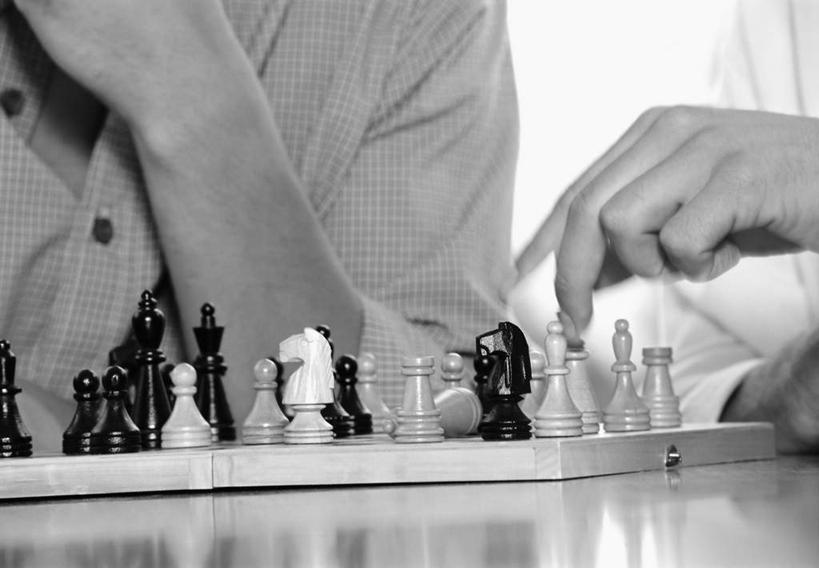 西方人,两个人,坐,横图,黑白,室内,特写,白天,正面,爱情,游戏,快乐,比赛,竞争,欧洲,欧洲人,阴影,服装,朦胧,模糊,反射,影子,浪漫,玩,休闲装,娱乐,一个,衣服,象棋,休闲,思考,温暖,温馨,休闲服,棋盘,国际象棋,恩爱,益智,恋人,服饰,单个,活动,和睦,发泄,消遣,智力,宣泄,思虑,男人,男性,年轻男性,年轻女性,女人,女性,白种人,情侣,玩耍,嬉戏,坐着,半身,伴侣,融洽