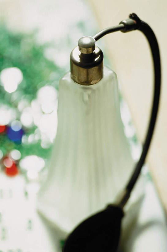 无人,竖图,俯视,室内,特写,白天,时尚,桌子,玻璃,阴影,朦胧,模糊,芳香,香气,反射,罐子,影子,茶几,玻璃制品,一个,玻璃瓶,瓶子,品味,香水,单个,优雅,气味,高雅,芬芳,除臭,彩图,高角度拍摄