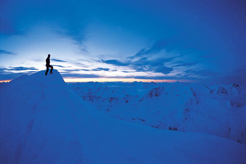 西方人,一个人,站,横图,室外,白天,侧面,日出,山,太阳,雪,雪山,大雪,欧洲,欧洲人,仅一个男性,仅一个人,服装,冰,地平线,积雪,山峰,雪景,冬季,冬天,辽阔,地面,朝霞,晨曦,黎明,山峦,背光,注视,仅一个年轻男性,衣服,阳光,观察,看,站着,广阔,温暖,寒冷,服饰,观看,羽绒服,保暖,一望无际,察看,冰冷,御寒,关注,延伸,逆光,天地相交,严寒,冰凉,酷寒,凛冽,凛凛,极冷,无边无际,一马平川,冬装,男人,男性,年轻男性,白种人,朝阳,站立,彩图,全身,破晓