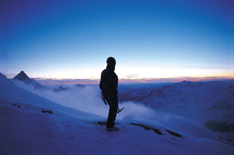 西方人,一个人,站,横图,室外,白天,侧面,日出,山,太阳,雪,雪山,大雪,欧洲,欧洲人,仅一个男性,仅一个人,服装,冰,地平线,积雪,山峰,雪景,冬季,冬天,辽阔,地面,朝霞,晨曦,黎明,山峦,背光,注视,仅一个年轻男性,衣服,阳光,观察,看,站着,广阔,温暖,寒冷,服饰,观看,羽绒服,保暖,一望无际,察看,冰冷,御寒,关注,延伸,逆光,天地相交,严寒,冰凉,酷寒,凛冽,凛凛,极冷,无边无际,一马平川,冬装,男人,男性,年轻男性,白种人,朝阳,站立,彩图,全身,破晓