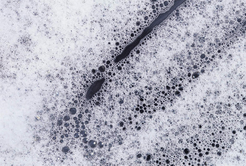 无人,横图,俯视,室内,特写,白天,化妆,美容,水,护肤,液体,水滴,化妆品,肥皂,香皂,日用品,洗浴用品,清洁,保养,享受,休闲,放松,保健,污染,护肤品,化妆用品,护肤用品,舒缓,养颜,去污,紧肤,嫩肤,洗涤,彩图,高角度拍摄