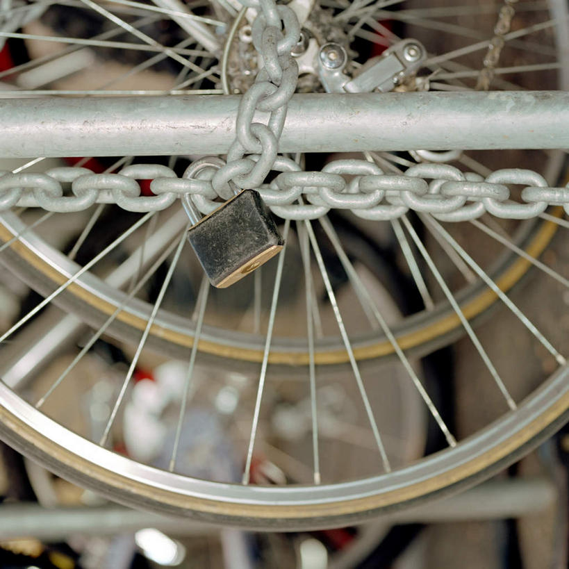 无人,方图,俯视,室外,特写,白天,安全,自行车,静物,一排,许多,停靠,朦胧,模糊,整齐,防护,很多,车,脚踏车,锁,排列,轮胎,交通工具,链子,保护,队列,停泊,载具,保险,私密,保全,周全,安稳,安定,防盗,平安,彩图,高角度拍摄