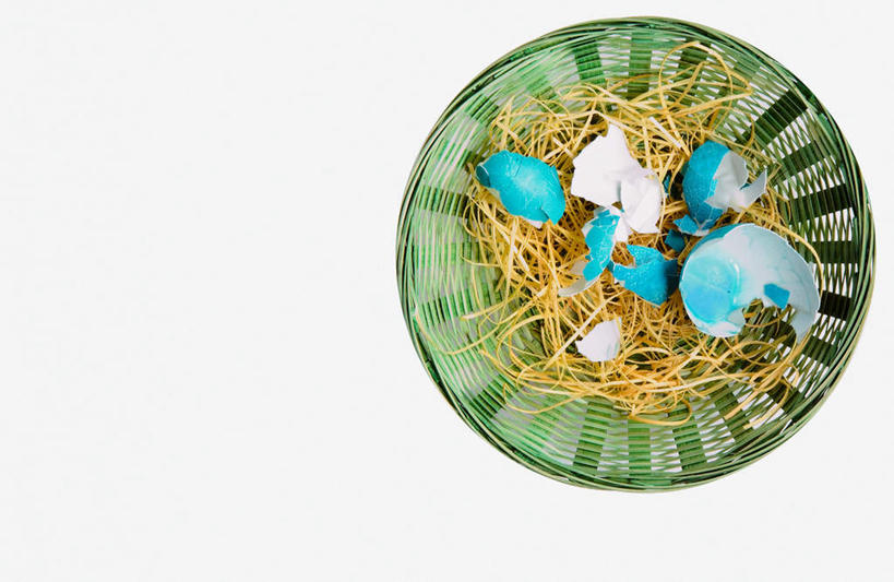 无人,横图,俯视,室内,特写,白天,白色背景,桌面,桌子,餐具,复活节,节日,破碎,庆祝,木制,碟子,盘,蛋,干草,文化,一个,蓝色,盘子,木制品,草垛,碟,庆典,摄影,影棚,单个,纪念,破裂,彩蛋,复活节彩蛋,摧毁,干草垛,彩图,高角度拍摄,影棚拍摄,拍摄