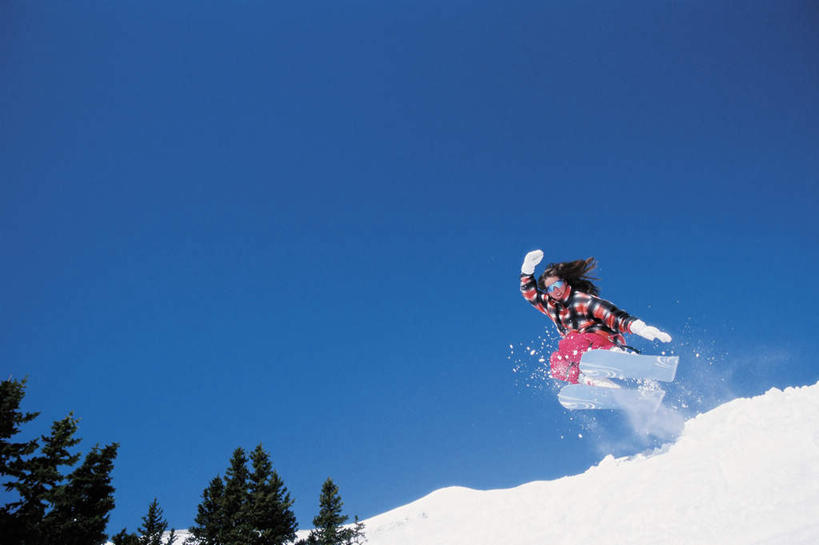 西方人,一个人,站,横图,室外,白天,仰视,运动服,锻炼,旅游,度假,运动,美景,森林,树林,雪,植物,大雪,松树,帽子,欧洲,欧洲人,仅一个年轻女性,仅一个女性,仅一个人,阴影,服装,光线,头盔,影子,积雪,景观,雪景,冬季,冬天,注视,娱乐,运动器械,树,树木,衣服,蓝色,绿色,蓝天,天空,阳光,自然,安全帽,天,观察,看,站着,享受,休闲,健身器械,景色,放松,寒冷,服饰,生长,晴朗,成长,观看,滑雪板,察看,衣着,穿着,关注,自然风光,室外运动,坚定,健身器材,户外运动,滑雪装备,万里无云,长寿,严寒,贞洁,衣饰,年轻女性,女人,女性,白种人,晴空,晴空万里,站立,彩图,低角度拍摄,全身,健身,运动器材,运动装