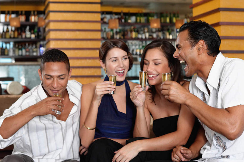 啤酒,西方人,四个人,伙伴,朋友,坐,笑,大笑,横图,室内,白天,正面,裙子,爱情,兴奋,友谊,柜子,杯子,欧洲,欧洲人,一排,握,连衣裙,服装,整齐,墙,酒类,储物柜,浪漫,拿,拿着,注视,墙壁,墙面,玻璃制品,酒,饮料,排列,衣服,酒杯,啤酒杯,观察,看,张嘴,温暖,温馨,恩爱,握着,恋人,服饰,观看,和睦,察看,衣着,储存,穿着,队列,关注,张大嘴巴,哈哈大笑,衣饰,储备,蕴藏,贮备,友情,男人,男性,年轻女性,女人,女性,中年男性,白种人,情侣,玻璃杯,张开嘴,坐着,半身,彩图,高兴,狂笑,伴侣,融洽,贮存