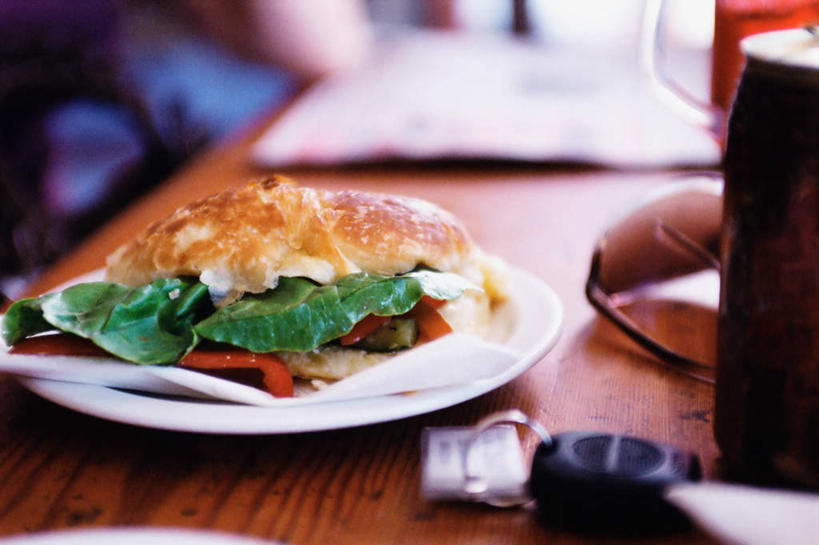 点心,面包,无人,横图,室内,特写,白天,正面,烹饪,西餐,安全,餐桌,桌子,蔬菜,餐具,阴影,朦胧,模糊,新鲜,反射,碟子,盘,影子,莴苣,莴笋,三明治,料理,食品,面点,防护,钥匙,菜肴,美食,食物,糕点,一个,白色,盘子,碟,快餐,西式,佳肴,有机食品,绿色食品,单个,餐台,保护,开启,封闭,保险,私密,西式快餐,三文治,香笋,保全,周全,安稳,安定,防盗,千金菜,平安,彩图