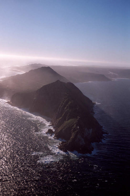 无人,竖图,俯视,航拍,室外,白天,旅游,度假,海浪,海洋,美景,山,山脉,非洲,南非,阴影,光线,影子,景观,浪花,山峰,水平线,辽阔,海平线,山峦,娱乐,蓝色,蓝天,天空,阳光,自然,海水,群山,天,享受,休闲,广阔,景色,放松,晴朗,一望无际,鸟瞰,自然风光,海景,万里无云,好望角,阿非利加洲,南非共和国,西开普省,无边无际,一马平川,大海,风浪,海,海水的波动,近岸浪,涌浪,晴空,晴空万里,彩图,高角度拍摄,水天相接,水天一线