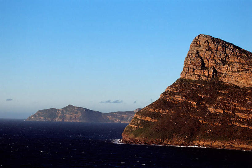 无人,横图,室外,白天,正面,旅游,度假,海浪,海洋,石头,美景,山,山脉,非洲,南非,阴影,光线,石子,影子,景观,浪花,山峰,水平线,云,云朵,辽阔,海平线,山峦,云彩,娱乐,蓝色,白云,蓝天,天空,阳光,自然,海水,群山,天,享受,休闲,广阔,景色,放松,晴朗,一望无际,自然风光,海景,好望角,阿非利加洲,南非共和国,西开普省,无边无际,一马平川,大海,风浪,海,海水的波动,近岸浪,石块,岩石,涌浪,晴空,彩图,水天相接,水天一线