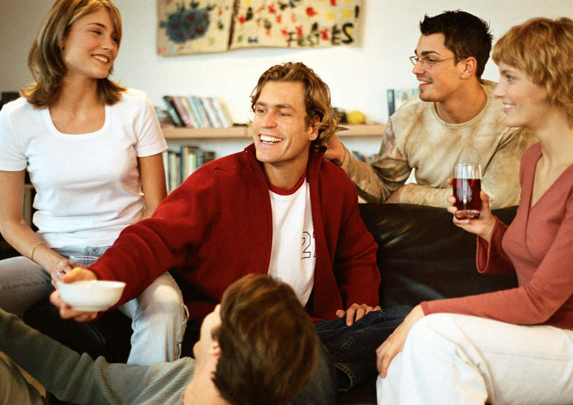 果汁,西方人,伙伴,朋友,客厅,坐,笑,说,微笑,露齿笑,横图,室内,白天,正面,友谊,沙发,书架,杯子,书籍,欧洲,欧洲人,戴,握,悬挂,眼镜,许多人,拿,拿着,注视,玻璃制品,画,一个,黑色,水杯,碗,观察,看,一群人,握着,单个,观看,戴着,察看,起居室,关注,近视眼镜,交流,友情,男人,男性,年轻男性,年轻女性,女人,女性,白种人,玻璃杯,书,图书,沟通,讲话,交谈,说话,谈话,坐着,半身,彩图,皮沙发