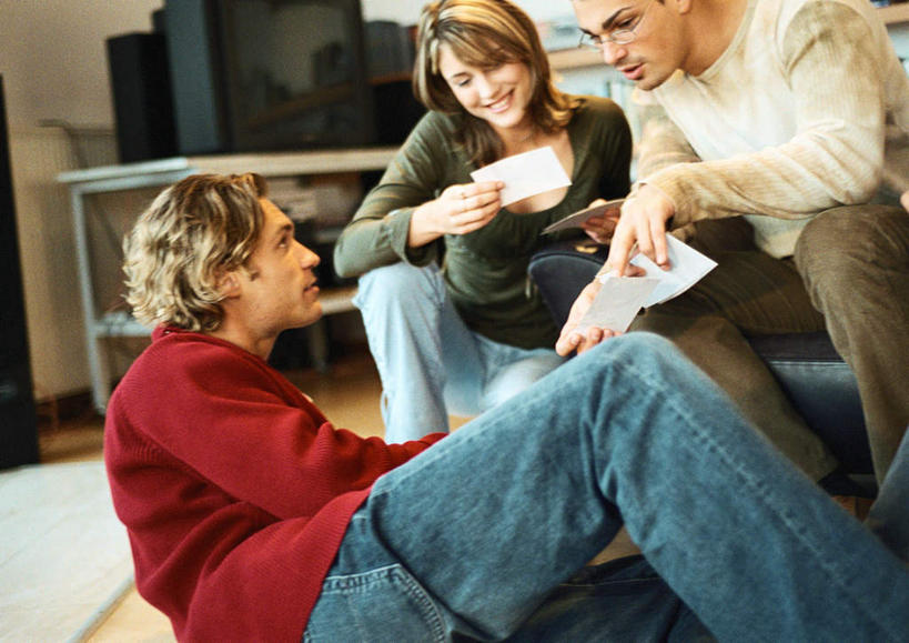 西方人,三个人,伙伴,朋友,客厅,坐,躺,笑,微笑,露齿笑,横图,照片,室内,白天,正面,友谊,地毯,沙发,电视,欧洲,欧洲人,戴,握,指,眼镜,拿,茶几,拿着,注视,方向,黑色,观察,看,手势,握着,观看,戴着,察看,起居室,指向,关注,近视眼镜,卧着,友情,男人,男性,年轻男性,年轻女性,女人,女性,白种人,电视机,蹲着,躺着,卧,坐着,半身,彩图,皮沙发