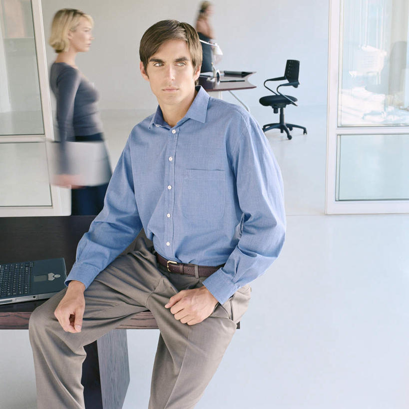 西方人,三个人,商务人士,商务男性,商务女性,办公室,站,坐,方图,室内,白天,正面,衬衫,电脑,笔记本电脑,窗户,落地窗,台灯,桌子,椅子,欧洲,欧洲人,握,套装,朦胧,模糊,网络,材料,档案,文件,办公桌,拿,拿着,注视,通讯设备,玻璃窗,白色,资料,观察,看,站着,握着,观看,察看,无线,关注,文档,通信设备,商务装,无线网络,无线上网,便携式电脑,工薪阶层,手提电脑,男人,男性,年轻男性,年轻女性,女人,女性,白种人,白领,上班族,站立,坐着,半身,彩图,衬衣