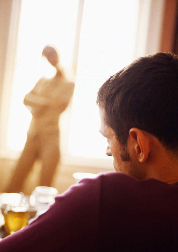 啤酒,西方人,两个人,客厅,坐,竖图,室内,白天,正面,爱情,窗户,窗帘,桌子,杯子,雕塑,欧洲,欧洲人,雕像,浪漫,注视,玻璃窗,玻璃制品,酒杯,啤酒杯,观察,看,温暖,温馨,恩爱,恋人,观看,和睦,察看,起居室,关注,男人,男性,年轻男性,年轻女性,女人,女性,白种人,情侣,玻璃杯,坐着,半身,彩图,伴侣,融洽