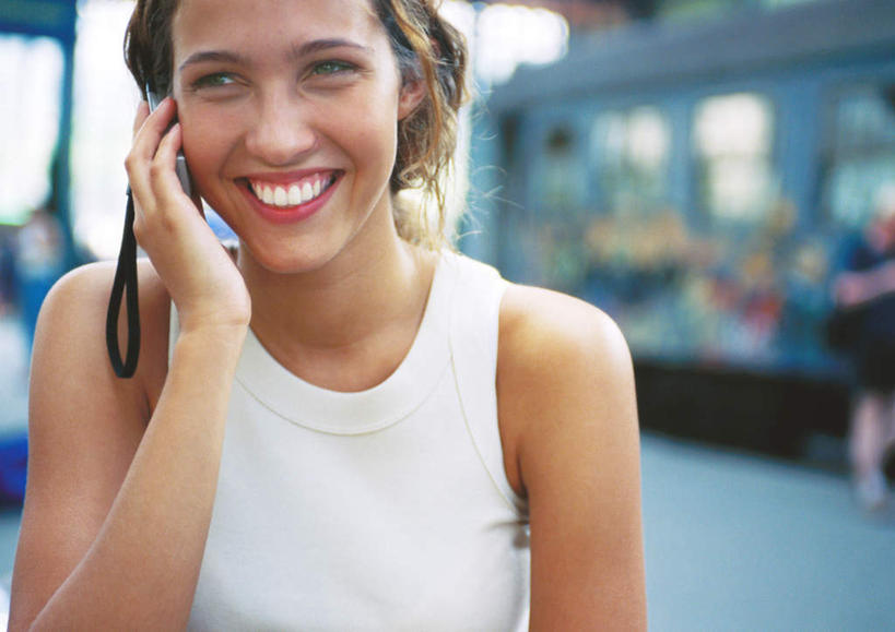 西方人,两个人,站,笑,打电话,微笑,露齿笑,横图,室外,特写,白天,正面,电话,手机,欧洲,欧洲人,握,朦胧,模糊,拿,拿着,注视,通讯设备,观察,看,站着,握着,观看,察看,关注,交流,年轻女性,女人,女性,白种人,沟通,通话,站立,半身,彩图