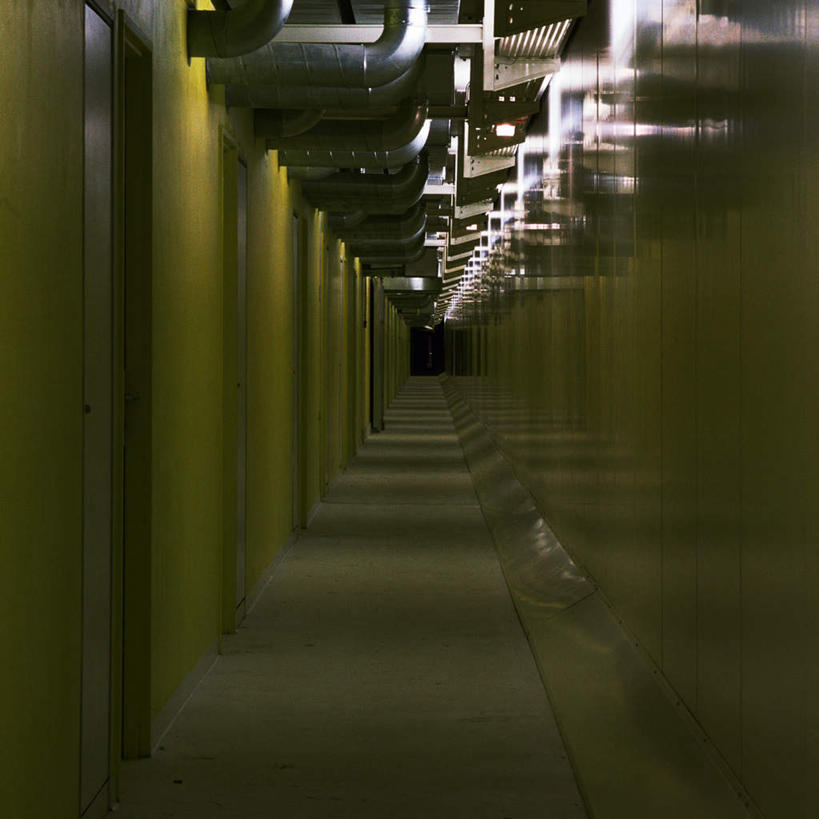 无人,方图,室内,夜晚,正面,门,一排,许多,阴影,整齐,反射,影子,走廊,过道,灯光,管道,顶灯,灯,排列,灯具,门框,照明设备,队列,彩图