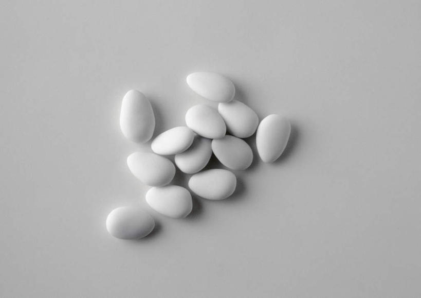 无人,横图,俯视,室内,特写,白天,白色背景,杏仁,一堆,许多,堆叠,堆积,食品,糖,糖果,甜点,甜品,食物,白色,甜食,摄影,影棚,堆,硬糖,杏仁糖,杏子,杏梅仁,杏核仁,木落子,苦杏仁,彩图,高角度拍摄,影棚拍摄,拍摄