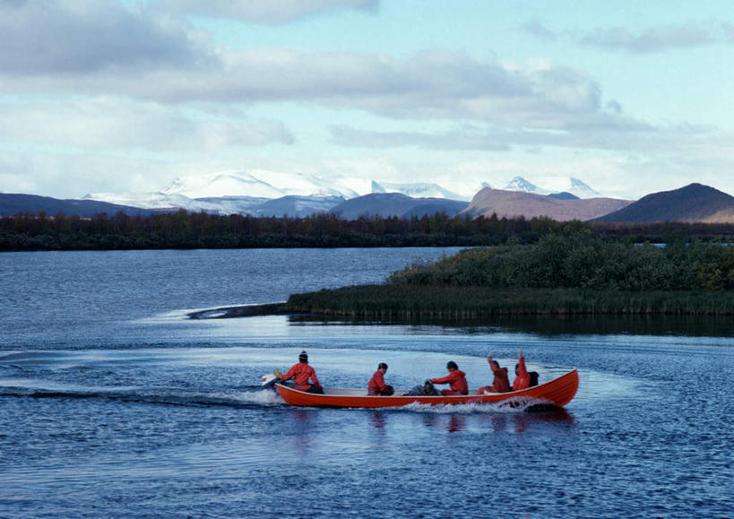 西方人,横图,室外,白天,正面,草地,湖,湖泊,山,山脉,水,植物,船,欧洲,芬兰,欧洲人,一艘,波纹,飞溅,溅,液体,湖面,山峰,水流,水面,云,云朵,木船,山峦,许多人,云彩,草,树,树木,蓝色,绿色,白云,蓝天,水纹,天空,自然,船尾波,交通工具,波浪,湖水,群山,天,一群人,生长,晴朗,成长,舟,喷洒,北欧,芬兰共和国,男人,男性,年轻男性,白种人,晴空,彩图,全身