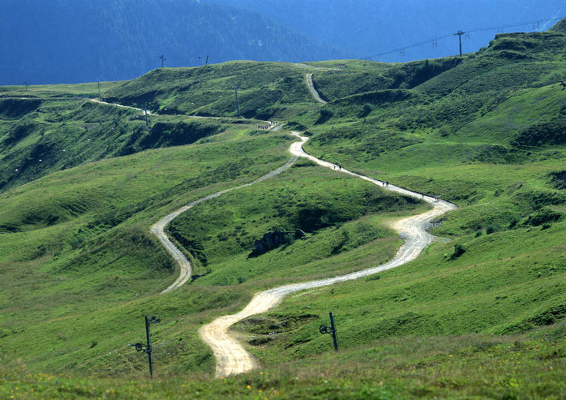 无人,横图,俯视,室外,白天,旅游,度假,草地,草坪,美景,丘陵,山,山脉,植物,道路,路,法国,欧洲,景观,山峰,小路,交通,山峦,娱乐,草,绿色,自然,群山,享受,休闲,景色,放松,自然风光,法兰西共和国,法兰西第五共和国,上萨瓦省,上萨瓦,彩图,高角度拍摄,罗讷.阿尔卑斯,罗讷.阿尔卑斯大区