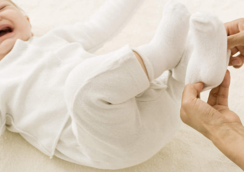 西方人,婴儿,儿童,两个人,家庭,母亲,儿子,哭,横图,俯视,室内,白天,纯洁,床,卧室,欧洲,欧洲人,床单,被子,袜子,穿,小孩,温暖,温馨,母子,可爱,母爱,单人床,活泼,和睦,被单,宝宝,纯真,烂漫,无邪,亲子活动,亲子,伶俐,天真,男孩,男人,男性,年轻女性,女人,女性,白种人,孩子,半身,彩图,高角度拍摄,哭泣,哭啼,睡房,卧房,融洽,男生,女生