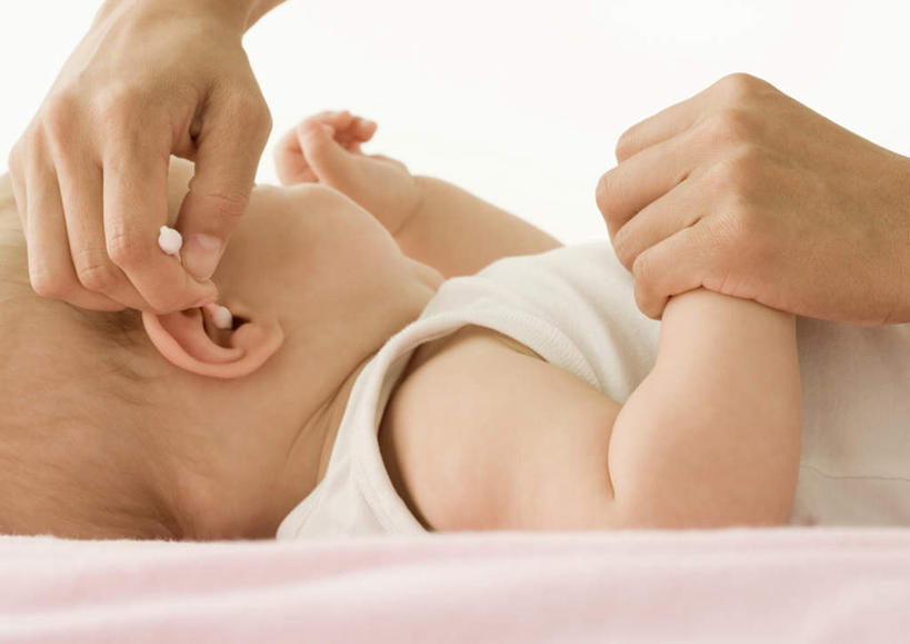 西方人,婴儿,儿童,耳朵,两个人,家庭,母亲,儿子,横图,室内,白天,正面,纯洁,床,卧室,欧洲,欧洲人,床单,被子,小孩,挖,温暖,温馨,母子,棉花棒,棉签,可爱,母爱,单人床,活泼,和睦,被单,宝宝,纯真,烂漫,无邪,亲子活动,亲子,伶俐,天真,男孩,男人,男性,年轻女性,女人,女性,白种人,孩子,耳,耳部,半身,彩图,睡房,卧房,融洽,男生,女生