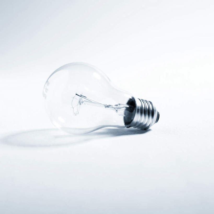 无人,方图,俯视,室内,特写,白天,白色背景,静物,阴影,反射,灯泡,影子,灯光,灯,一个,灯具,摄影,影棚,单个,电灯泡,照明设备,彩图,高角度拍摄,影棚拍摄,拍摄