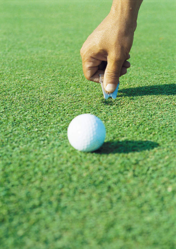 西方人,手,一个人,站,竖图,室外,特写,白天,侧面,旅游,度假,草地,草坪,植物,欧洲,欧洲人,仅一个男性,仅一个人,握,阴影,光线,高尔夫,高尔夫球,影子,球场,拿,拿着,娱乐,高尔夫球场,草,仅一个年轻男性,绿色,阳光,站着,享受,休闲,手部,放松,握着,球托,单手,高尔夫球杆,绿茵场,户外运动,高尔夫运动,高尔夫球具,男人,男性,年轻男性,白种人,站立,半身,彩图