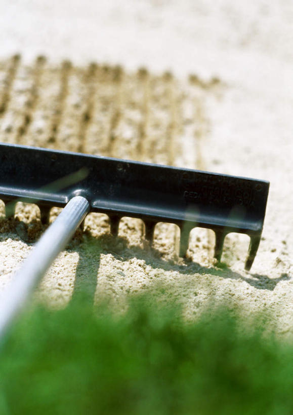 无人,竖图,俯视,室外,白天,旅游,度假,草地,草坪,植物,阴影,光线,高尔夫,高尔夫球,影子,球场,娱乐,高尔夫球场,草,绿色,阳光,享受,休闲,放松,耙,高尔夫球杆,绿茵场,户外运动,高尔夫运动,高尔夫球具,彩图,高角度拍摄