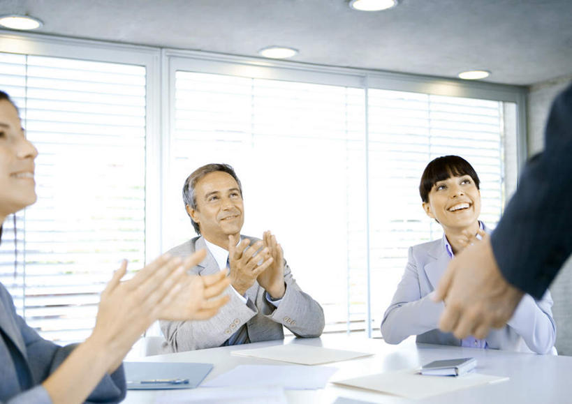 西方人,四个人,同事,商务人士,商务男性,商务女性,办公室,站,坐,笑,说,鼓掌,微笑,露齿笑,横图,室内,白天,正面,衬衫,成功,合作,团队,集体,信心,太阳,窗户,家具,落地窗,桌子,欧洲,欧洲人,阴影,套装,光线,材料,档案,文件,影子,办公桌,注视,队伍,玻璃窗,阳光,资料,观察,看,双手摊开,站着,无奈,观看,遗憾,烦恼,察看,领导,成就,关注,文档,商务装,合伙,领袖,工薪阶层,可惜,无计可施,办公家具,惋惜,怜惜,无语,交流,男人,男性,年轻男性,年轻女性,女人,女性,白种人,白领,上班族,沟通,讲话,交谈,拍手,说话,抬头,谈话,仰头,站立,坐着,半身,彩图,衬衣