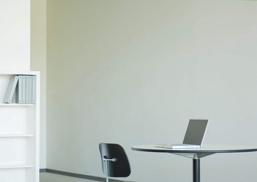 无人,办公室,横图,室内,白天,正面,电脑,笔记本电脑,太阳,摆设,柜子,家具,装修,桌子,建筑,椅子,欧式,阴影,装饰,光线,影子,办公桌,房屋,木柜,墙,屋子,通讯设备,建设,现代,装潢,墙壁,墙面,阳光,橱柜,室内装潢,书柜,明亮,舒适,通信设备,房屋设计,地中海风格,简约风格,便携式电脑,室内设计,宽敞,办公家具,样板房装潢,手提电脑,设计,彩图,房子