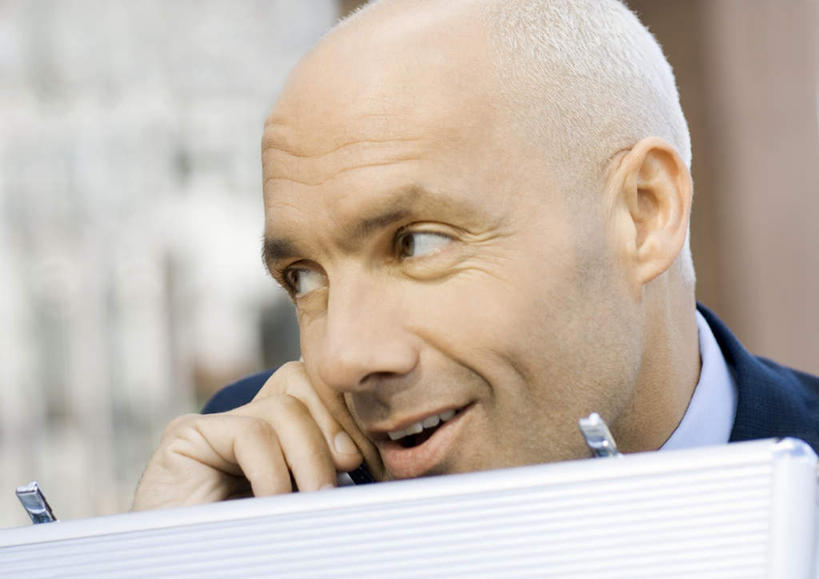 西方人,脸,头,脸颊,手,秃头,一个人,打电话,横图,室外,特写,白天,正面,太阳,电话,手机,欧洲,欧洲人,仅一个男性,仅一个人,握,阴影,朦胧,模糊,光线,影子,拿,拿着,注视,通讯设备,仅一个年轻男性,阳光,看,手部,握着,关注,交流,男人,男性,年轻男性,白种人,头部,脸部,脸蛋,面部,沟通,通话,半身,彩图,秃顶