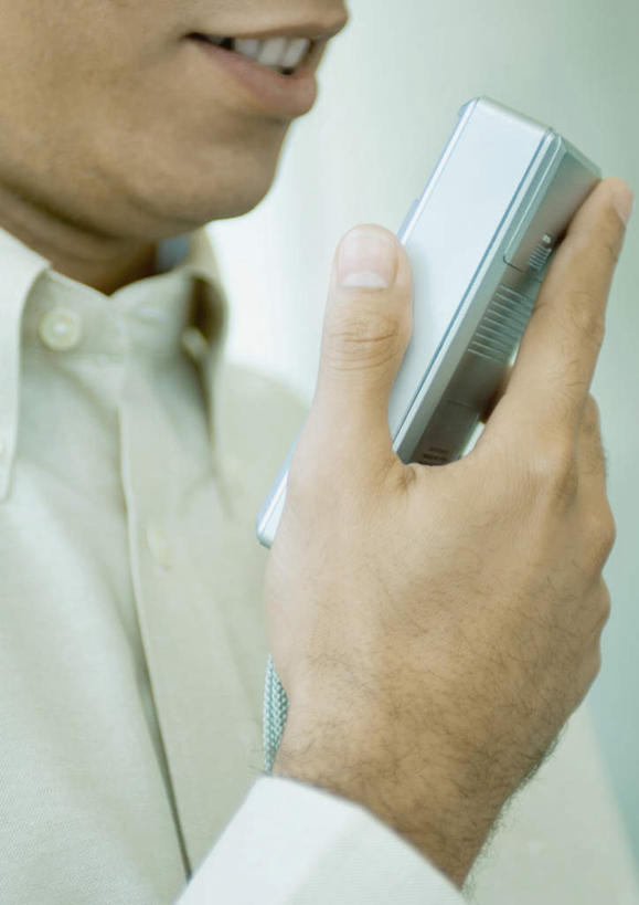 西方人,一个人,商务人士,商务男性,说,竖图,室内,特写,白天,正面,衬衫,太阳,欧洲,欧洲人,仅一个男性,仅一个人,握,阴影,套装,朦胧,模糊,光线,影子,拿,拿着,仅一个年轻男性,阳光,握着,录音笔,商务装,工薪阶层,交流,男人,男性,年轻男性,白种人,白领,上班族,沟通,讲话,交谈,说话,谈话,半身,彩图,衬衣