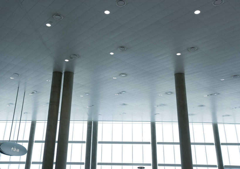 无人,机场,横图,室内,白天,仰视,太阳,窗户,落地窗,飞机场,指示牌,阴影,朦胧,模糊,光线,标志,文字,影子,圆柱,柱子,屋顶,灯光,顶棚,标识,候机厅,顶灯,玻璃窗,灯,阳光,灯具,照明设备,候机室,航空站,空港,彩图,低角度拍摄