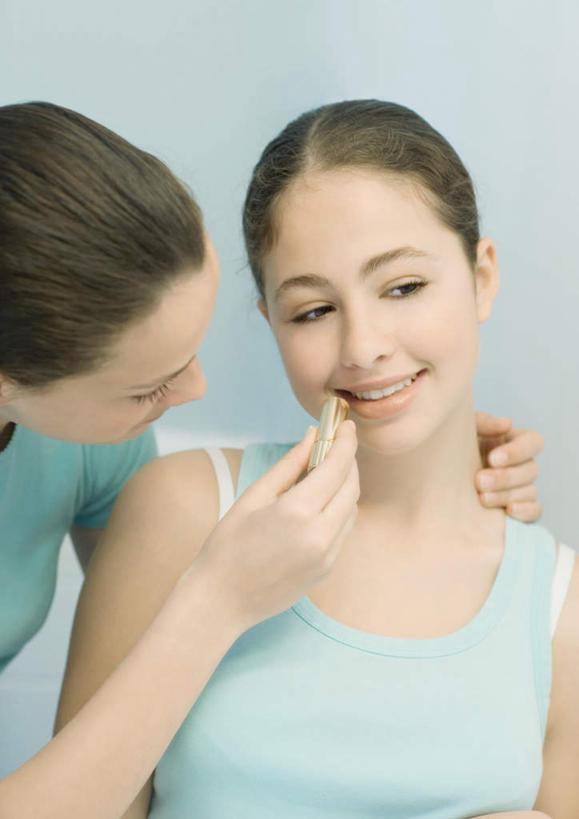 西方人,儿童,两个人,伙伴,朋友,笑,微笑,露齿笑,竖图,室内,白天,正面,化妆,美容,友谊,纯洁,太阳,欧洲,欧洲人,护肤,握,阴影,服装,朦胧,模糊,光线,影子,拿,拿着,注视,休闲装,小孩,衣服,阳光,润唇膏,口红,观察,看,保养,享受,休闲,休闲服,放松,可爱,童年,童趣,握着,保健,服饰,观看,察看,关注,童真,烂漫,无邪,养颜,天真,友情,女孩,女人,女性,白种人,半身,彩图,女生