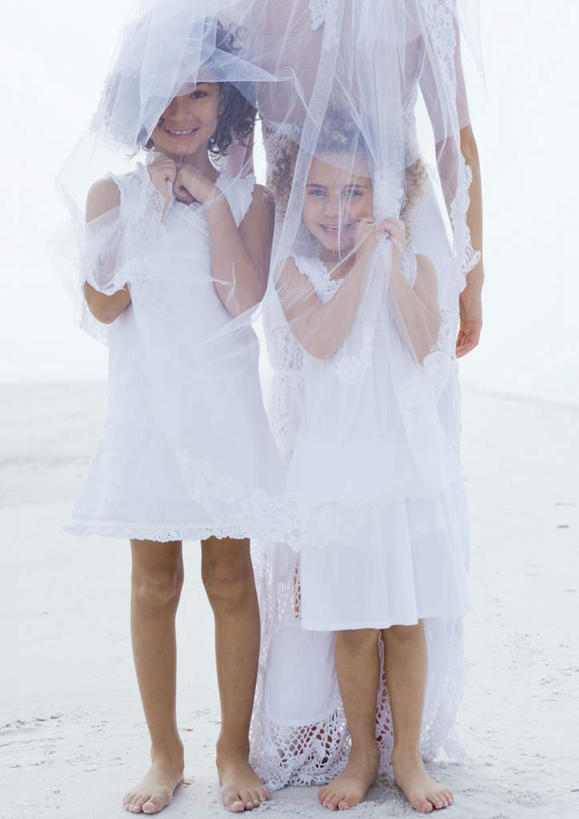 西方人,儿童,三个人,新娘,站,竖图,室外,白天,正面,婚纱,裙子,婚礼,游戏,快乐,纯洁,太阳,欧洲,欧洲人,阴影,连衣裙,朦胧,模糊,庆祝,光线,影子,结婚,玩,娱乐,小孩,阳光,站着,休闲,喜庆,赤脚,可爱,童年,童趣,遮,活动,纪念,半身裙,吊带裙,遮挡,发泄,消遣,智力,童真,烂漫,无邪,遮盖,遮蔽,宣泄,天真,年轻女性,女孩,女人,女性,白种人,孩子,玩耍,嬉戏,站立,半身,彩图,婚礼服,礼服,高兴,女生