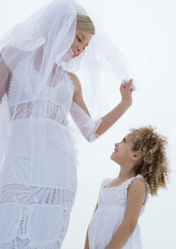 西方人,儿童,两个人,新娘,笑,微笑,露齿笑,竖图,室外,白天,仰视,婚纱,婚礼,游戏,快乐,纯洁,太阳,欧洲,欧洲人,阴影,朦胧,模糊,庆祝,光线,影子,结婚,玩,注视,娱乐,小孩,阳光,低头,看,休闲,喜庆,可爱,童年,童趣,活动,纪念,发泄,关注,消遣,智力,童真,烂漫,无邪,宣泄,天真,年轻女性,女孩,女人,女性,白种人,孩子,抬头,玩耍,嬉戏,仰头,半身,彩图,低角度拍摄,婚礼服,礼服,高兴,女生