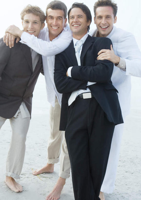 西方人,四个人,伙伴,朋友,站,抱,笑,微笑,露齿笑,竖图,室外,白天,正面,婚礼,游戏,快乐,友谊,沙滩,欧洲,欧洲人,庆祝,沙子,海岸,沙地,结婚,玩,娱乐,蓝色,蓝天,天空,天,站着,休闲,喜庆,抱着,活动,纪念,搂着,发泄,消遣,智力,宣泄,友情,男人,男性,年轻男性,白种人,海滩,怀抱,搂,搂抱,玩耍,嬉戏,相抱,拥抱,站立,半身,彩图,高兴