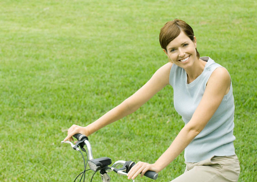 西方人,一个人,笑,微笑,露齿笑,横图,室外,白天,正面,旅游,度假,草地,草坪,植物,自行车,欧洲,欧洲人,仅一个女性,仅一个人,握,服装,扭头,休闲装,娱乐,车,脚踏车,草,衣服,绿色,把手,车把手,交通工具,仅一个中年女性,享受,休闲,休闲服,放松,握着,服饰,户外运动,女人,女性,中年女性,白种人,半身,彩图