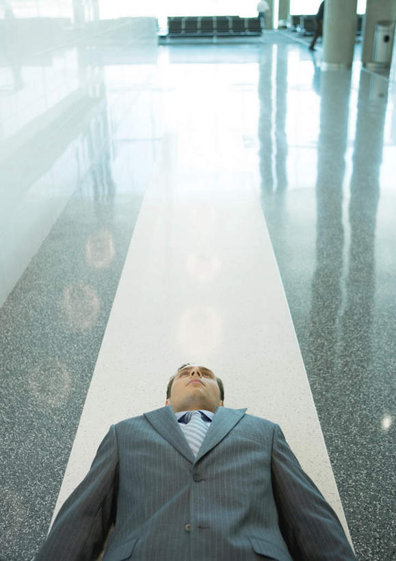 西方人,一个人,商务人士,商务男性,机场,躺,竖图,俯视,室内,白天,衬衫,飞机场,欧洲,欧洲人,仅一个男性,仅一个人,套装,瓷砖,地砖,地面,候机厅,仅一个年轻男性,候机室,商务装,工薪阶层,待机室,男人,男性,年轻男性,白种人,白领,上班族,航空站,空港,躺着,半身,彩图,高角度拍摄,衬衣