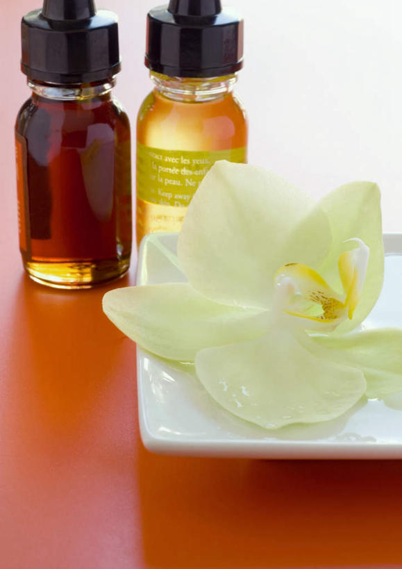 无人,竖图,室内,特写,白天,正面,化妆,美容,护肤,花蕾,玻璃制品,花瓣,花朵,鲜花,一朵,玻璃瓶,瓶子,花苞,保养,享受,休闲,放松,养颜,香薰油,兰花,彩图