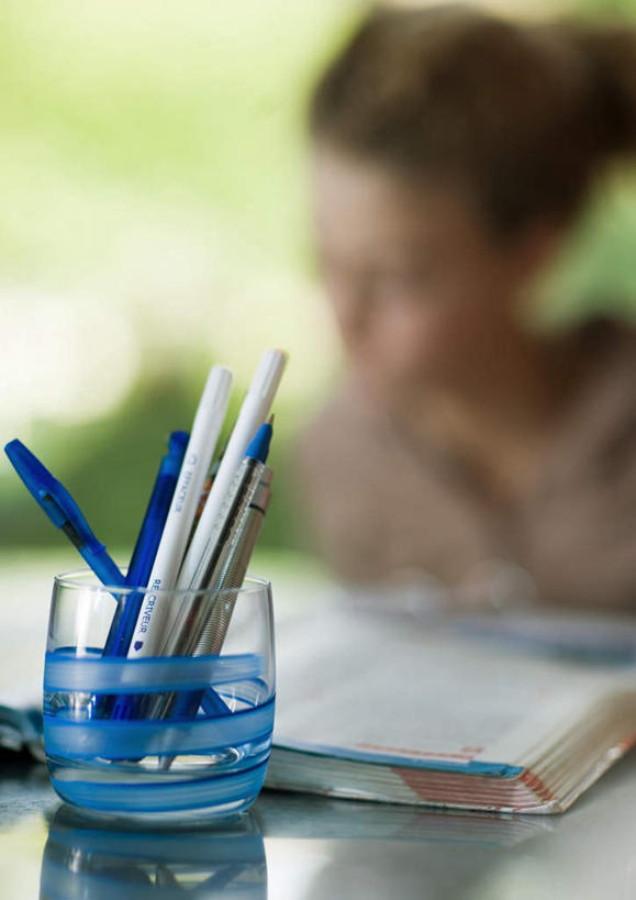 西方人,儿童,一个人,坐,竖图,室内,特写,白天,正面,纯洁,桌子,书籍,笔筒,欧洲,欧洲人,仅一个女性,仅一个人,许多,服装,朦胧,模糊,笔,注视,休闲装,书桌,小孩,衣服,课桌,观察,看,仅一个小孩,休闲,休闲服,可爱,童年,童趣,服饰,作业,观看,察看,关注,童真,烂漫,无邪,天真,女孩,女人,女性,白种人,孩子,书,图书,坐着,半身,彩图,女生