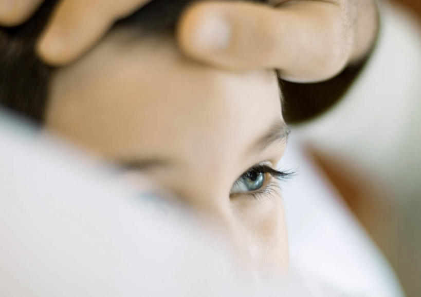 西方人,儿童,脸,头,脸颊,两个人,家庭,母亲,儿子,坐,摸,横图,室内,特写,白天,正面,纯洁,欧洲,欧洲人,抚摸,注视,小孩,观察,看,难受,生病,温暖,温馨,母子,一家人,可爱,母爱,童年,童趣,观看,和睦,察看,关注,童真,烂漫,无邪,天真,男孩,年轻女性,女人,女性,白种人,孩子,年轻人,头部,脸部,脸蛋,面部,触摸,接触,坐着,半身,彩图,融洽,男生