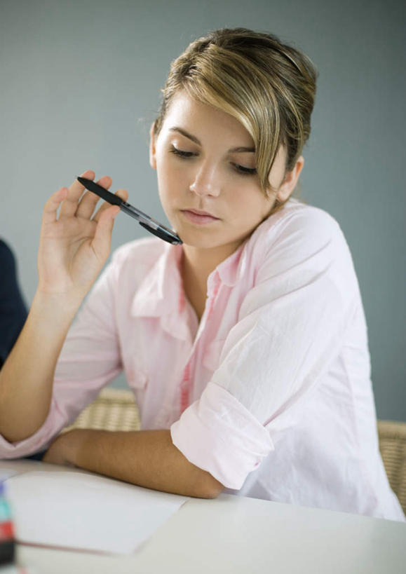 西方人,一个人,坐,竖图,室内,白天,正面,桌面,桌子,欧洲,欧洲人,仅一个年轻女性,仅一个女性,仅一个人,笔,记事本,注视,本子,笔记本,观察,看,作业,观看,察看,关注,年轻女性,女人,女性,白种人,坐着,半身,彩图