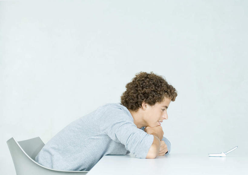 西方人,一个人,坐,横图,室内,白天,白色背景,侧面,桌面,桌子,手机,欧洲,欧洲人,仅一个男性,仅一个人,撑,服装,托腮,注视,休闲装,通讯设备,仅一个年轻男性,衣服,白色,观察,看,托,休闲,休闲服,摄影,服饰,影棚,观看,一台,察看,关注,托下巴,翻盖手机,男人,男性,年轻男性,白种人,坐着,半身,彩图,影棚拍摄,拍摄