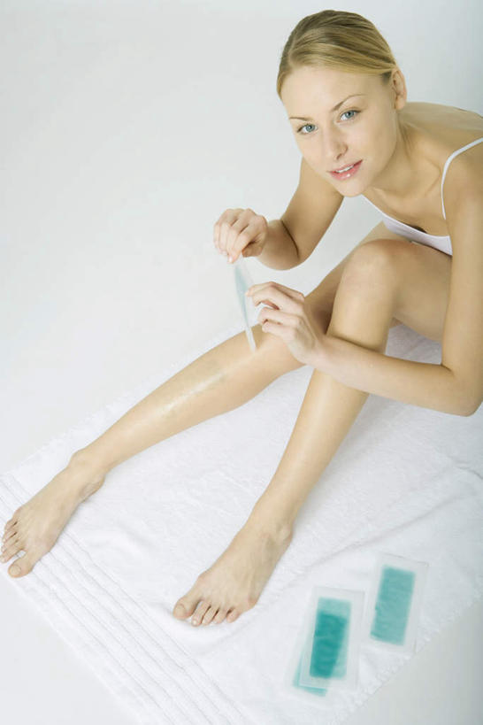 西方人,头发,一个人,坐,竖图,俯视,室内,白天,白色背景,欧洲,欧洲人,仅一个年轻女性,仅一个女性,仅一个人,握,内裤,内衣,拿,拿着,注视,白色,观察,看,赤脚,金色,握着,摄影,影棚,观看,撕开,察看,蜡纸,关注,年轻女性,女人,女性,白种人,长发,屈膝,抬头,仰头,坐着,半身,彩图,高角度拍摄,影棚拍摄,拍摄