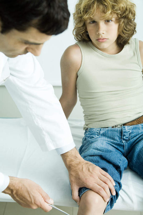 西方人,儿童,两个人,医生,医院,站,坐,竖图,室内,白天,正面,纯洁,欧洲,欧洲人,撑,握,服装,拿,敲,拿着,注视,小孩,观察,看,站着,医护人员,医疗人员,可爱,童年,童趣,治疗,握着,观看,察看,撑着,白大褂,关注,童真,烂漫,无邪,医疗机构,敲诊槌,天真,男孩,男人,男性,中年男性,白种人,大夫,站立,坐着,半身,彩图,病院,诊所,男生