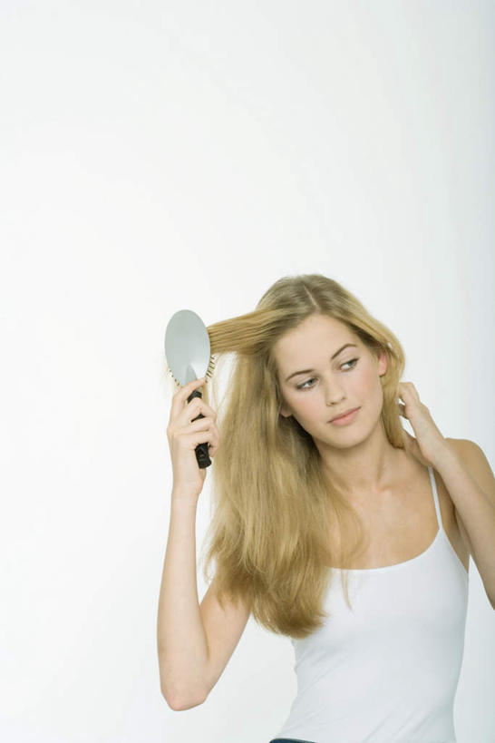 西方人,一个人,举,竖图,室内,特写,白天,白色背景,正面,吊带,欧洲,欧洲人,仅一个年轻女性,仅一个女性,仅一个人,握,拿,梳子,拿着,吊带衫,托,握着,摄影,影棚,打理,年轻女性,女人,女性,白种人,举起,举手,举着,向上举,向上伸,向上托,半身,彩图,影棚拍摄,拍摄