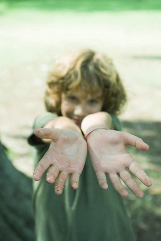 西方人,儿童,手,一个人,伸展双臂,笑,微笑,横图,俯视,室外,白天,纯洁,草地,草坪,植物,欧洲,欧洲人,仅一个男性,仅一个人,阴影,服装,光线,影子,休闲装,草,小孩,衣服,绿色,阳光,仅一个小孩,休闲,手部,休闲服,可爱,童年,童趣,服饰,脏,油腻,童真,烂漫,无邪,天真,男孩,男人,男性,白种人,孩子,张开手臂,半身,彩图,高角度拍摄,男生