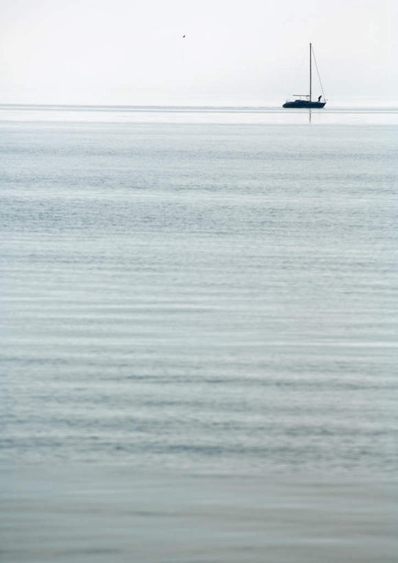 帆船,无人,竖图,室外,白天,正面,旅游,度假,海浪,海洋,美景,船,波纹,景观,浪花,水平线,辽阔,海平线,涟漪,娱乐,蓝色,倒影,蓝天,水纹,天空,自然,海水,交通工具,波浪,天,享受,休闲,广阔,景色,安静,放松,晴朗,一望无际,倒映,自然风光,海景,万里无云,水晕,无边无际,一马平川,反照,寂静,大海,风浪,海,海水的波动,近岸浪,涌浪,晴空,晴空万里,彩图,水天相接,水天一线