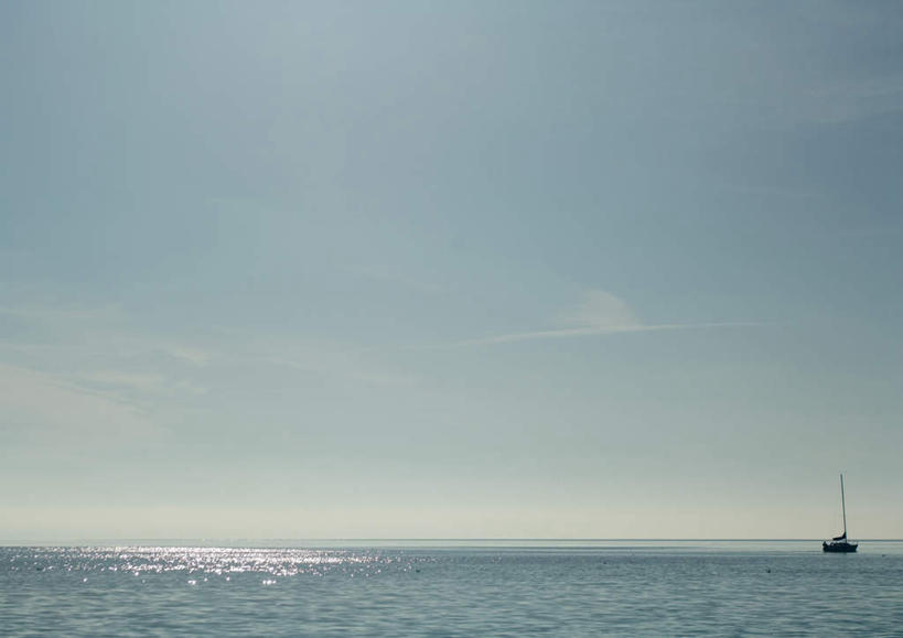 帆船,无人,横图,室外,白天,正面,旅游,度假,海浪,海洋,美景,船,波纹,景观,浪花,水平线,辽阔,海平线,涟漪,娱乐,蓝色,倒影,蓝天,水纹,天空,自然,海水,交通工具,波浪,天,享受,休闲,广阔,景色,安静,放松,晴朗,一望无际,倒映,自然风光,海景,万里无云,水晕,无边无际,一马平川,反照,寂静,大海,风浪,海,海水的波动,近岸浪,涌浪,晴空,晴空万里,彩图,水天相接,水天一线