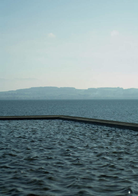 无人,竖图,室外,白天,正面,旅游,度假,海浪,海洋,美景,山,山脉,波纹,景观,浪花,山峰,涟漪,山峦,娱乐,蓝色,倒影,蓝天,水纹,天空,自然,海水,波浪,群山,天,享受,休闲,景色,安静,放松,倒映,自然风光,海景,水晕,反照,寂静,大海,风浪,海,海水的波动,近岸浪,涌浪,彩图